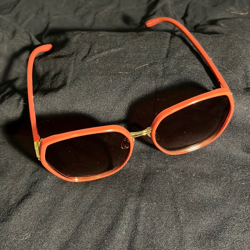 Guess sunglasses, dark pinkish color and dark lenses